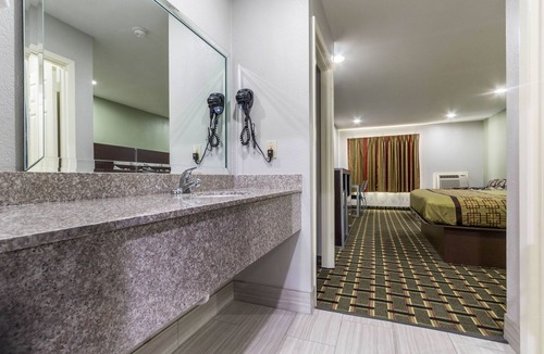 Tomball Hotel | Scottish Inn and Suites