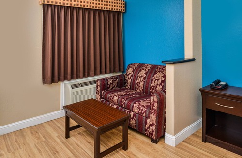Clodine Hotel | Scottish Inn & Suites Highway 6 South
