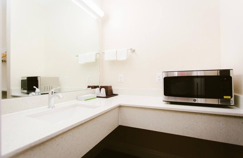 Barrett Hotel | Scottish Inn & Suites