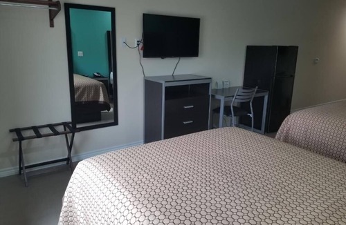 Bay City Hotel | Scottish Inns Bay City, 2 Queen Beds Kitchenette Non-Smoking, 2 Units