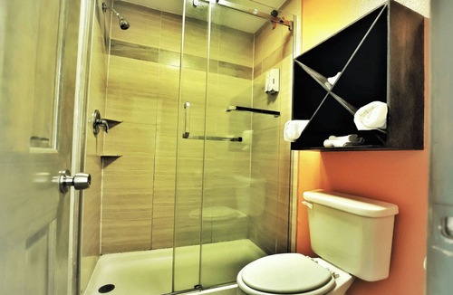 Shenandoah Hotel | Scottish Inns & Suites Shenandoah Woodlands Mall