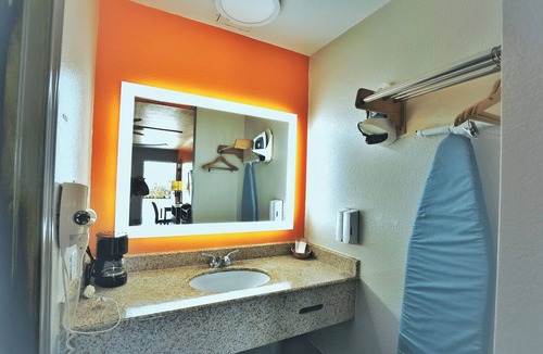 Shenandoah Hotel | Scottish Inns & Suites Shenandoah Woodlands Mall