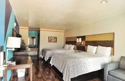 Shenandoah Hotel | Scottish Inns & Suites Shenandoah Woodlands Mall