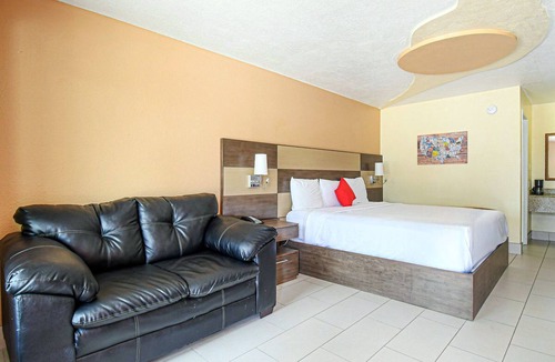 Shenandoah Hotel | Scottish Inns & Suites Shenandoah Woodlands Mall, King Suite, Free Parking