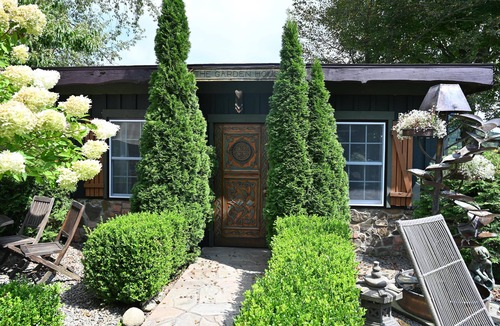 Caroline Cabin | Scottland Yard Farm's - Upscale Rustic Garden House