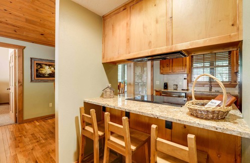 Branson West Cottage | Screened Deck: Cozy Branson West Cabin!