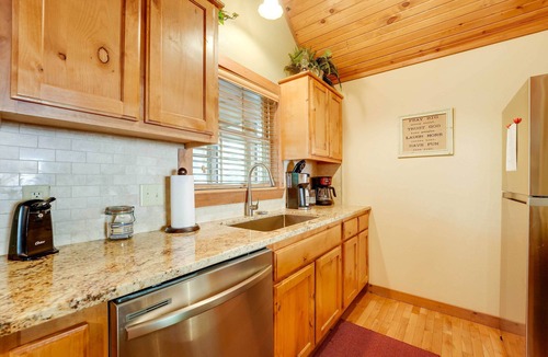 Branson West Cottage | Screened Deck: Cozy Branson West Cabin!