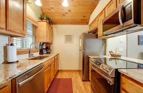 Branson West Cottage | Screened Deck: Cozy Branson West Cabin!