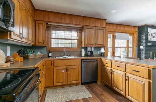 Farmerville House | Screened Patio, King Beds, Fresh & Clean, Games
