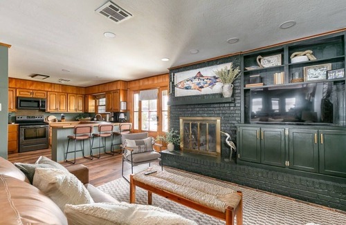 Farmerville House | Screened Patio, King Beds, Fresh & Clean, Games