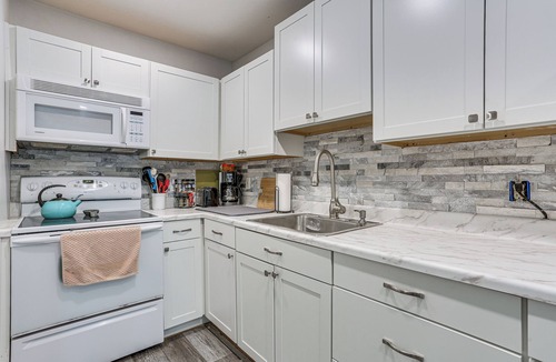 Rowland House | Screened Porch & Deck: Pet-Friendly Poconos Escape