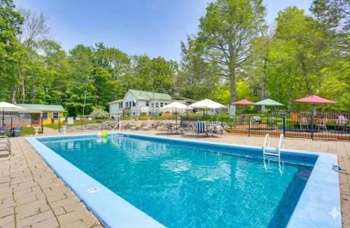 Mongaup Valley House | Screened Porch + Fire Pit: Cabin Near Bethel Woods