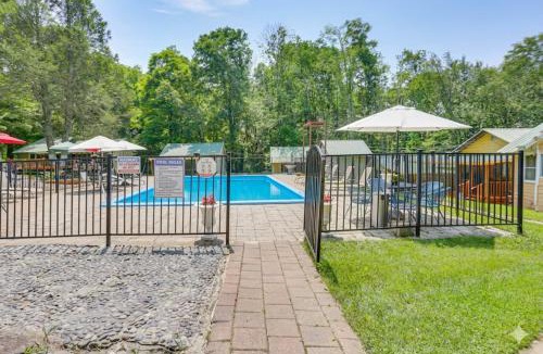 Mongaup Valley House | Screened Porch + Fire Pit: Cabin Near Bethel Woods