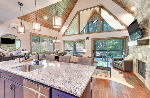 Glenville Cottage | Screened Porch + Yard: Mountain Home By Hiking!