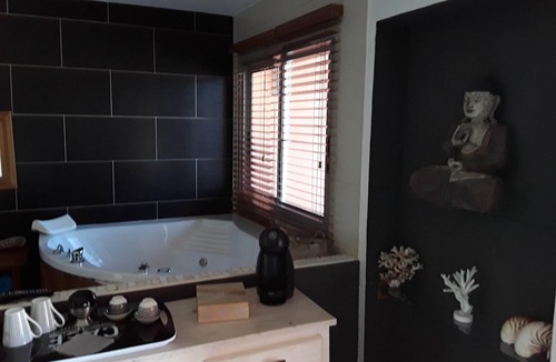 Sainte-Marie-Plage House | SEA AND JACUZZI feet in the water