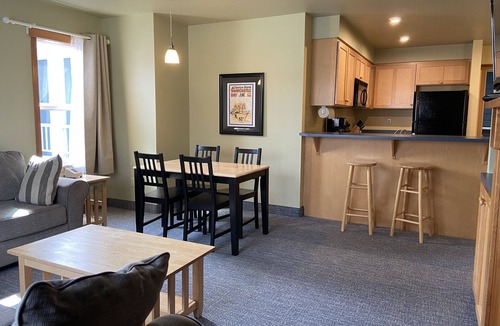 Downtown Cannon Beach Hotel | Sea Breeze Court