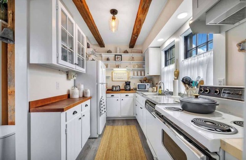 Surry House | Sea Captains Cottage!