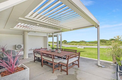 Caves Beach House | Sea Caves