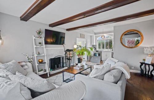 Wading River House | Sea Cliff Charm: 5 Mins to Beach, Firepit