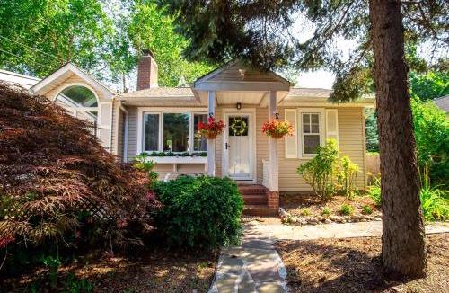 Wading River House | Sea Cliff Charm: 5 Mins to Beach, Firepit