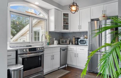 Wading River House | Sea Cliff Charm: 5 Mins to Beach, Firepit