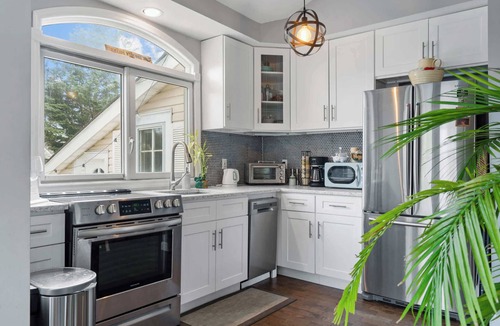 Wading River House | Sea Cliff Charm 5 Mins to Beach, Firepit