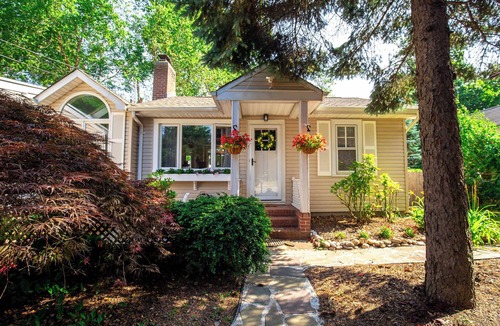 Wading River House | Sea Cliff Charm 5 Mins to Beach, Firepit