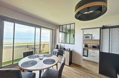 Lion-sur-Mer Apartment | Sea-facing apartment with direct beach access