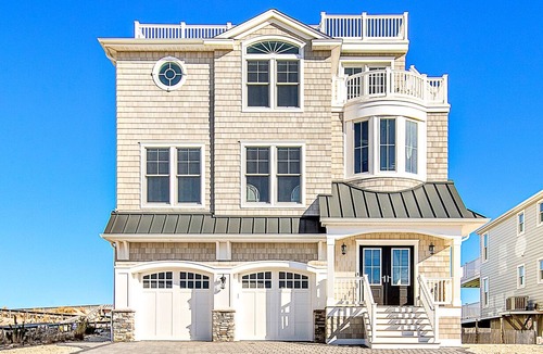 Beach Haven Gardens House | “Sea Forever” Holgate Oceanfront- pet friendly, elevator, 5 Br