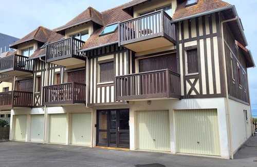 Merville-Franceville-Plage Apartment | Sea-View Studio with Balcony, Private Parking & Bikes - Sleeps 4