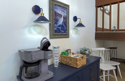 Avalon House | SEA GLASS COTTAGE, OCEAN VIEWS, BEACH ACCESS 1 MINUTE AWAY, HANDICAP FRIENDLY!