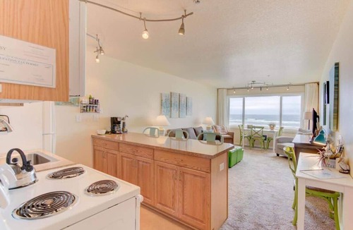 Lincoln City Condo | Sea Gypsy Rentals - Oceanfront Suite