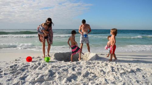 Delos House | Sea La Vie- On the Beach- 2 Pools- Elevator