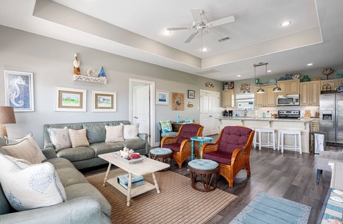 Crystal Beach House | Sea Leggs - Beach Side- 3 Bedroom - 2 Bath- Sleeps 6