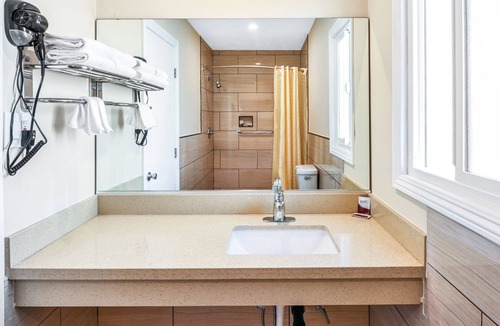 Zaferia Hotel | Sea Rock Inn - Long Beach