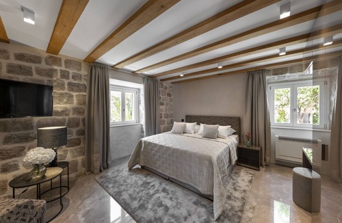 Pile House | Sea Rocks Residence