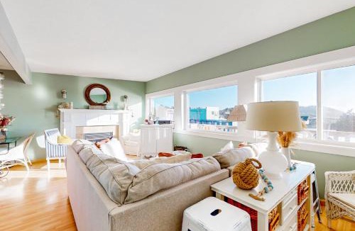 Pacific Beach Apartment | Sea Scallop