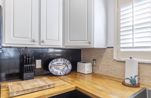 St. Augustine Beach Cottage | Sea Turtle Beach Cottagen2/2 with bikes and pool
