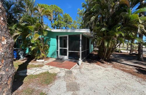 Bonita Shores Apartment | Sea Turtle - Fresh Spacious Cottage W&D Kit 1.3 Mi to Beach