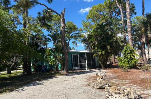 Bonita Shores Apartment | Sea Turtle - Fresh Spacious Cottage W&D Kit 1.3 Mi to Beach
