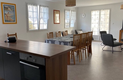 Saint-Gilles-Croix-de-Vie Apartment | SEA VIEW, apartment in HOUSE, 30m from BOISVINET beach, 3 Stars, PRIVATE PARKING