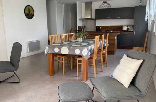 Saint-Gilles-Croix-de-Vie Apartment | SEA VIEW, apartment in HOUSE, 30m from BOISVINET beach, 3 Stars, PRIVATE PARKING
