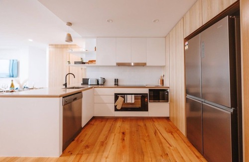 Wynnum Apartment | Sea-View 3BR, Rooftop Pool, Secure Parking & Study