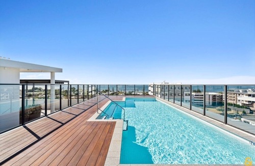 Wynnum Apartment | Sea-View 3BR, Rooftop Pool, Secure Parking & Study