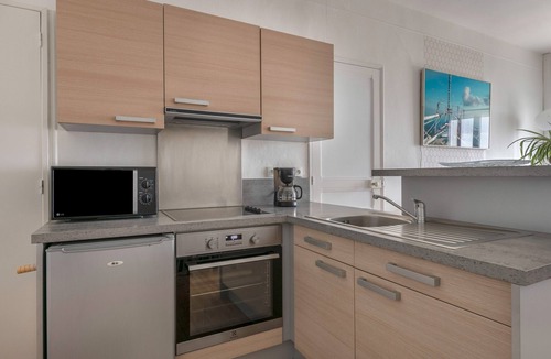 Le Cormier Apartment | Sea view, 50m from the beach, 3 adults, 1 child