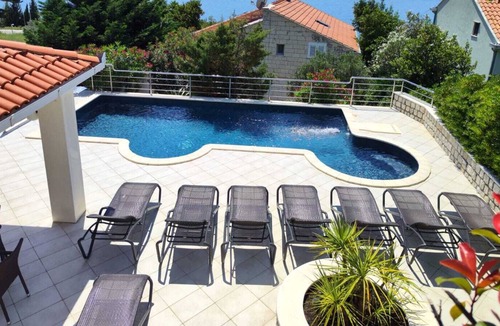 Plat Apartment | Sea view apartment with swimming pool close to the beach