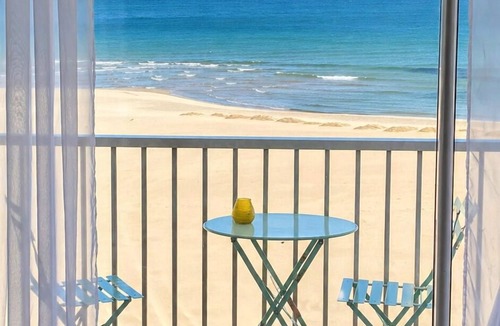 Le Grand Large Apartment | Sea View Escape – Top Floor, A/C, Wi-Fi, Beach