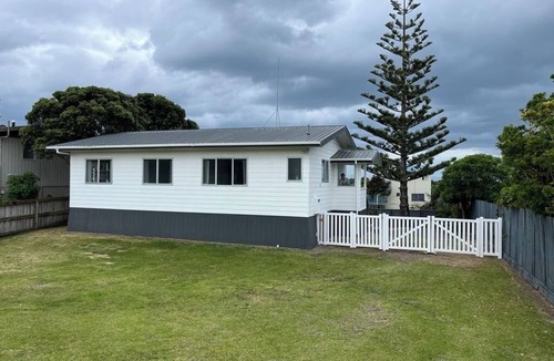 Waihi Beach House | Sea views 3-bedroom Waihi Beach