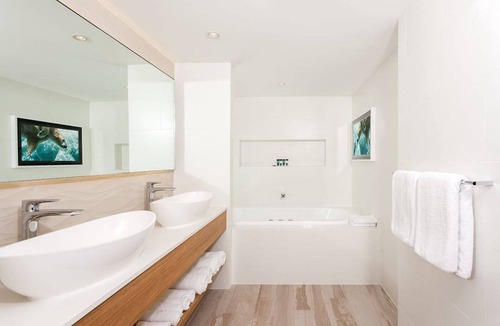 Main Beach Hotel | Sea World Resort