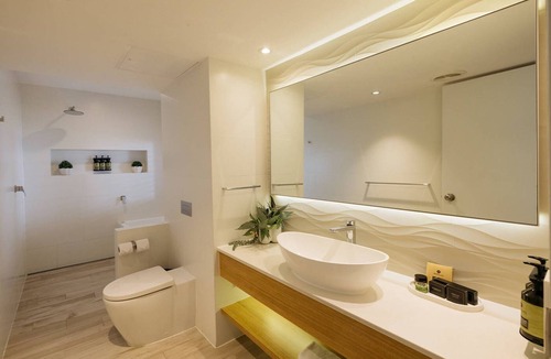 Main Beach Hotel | Sea World Resort